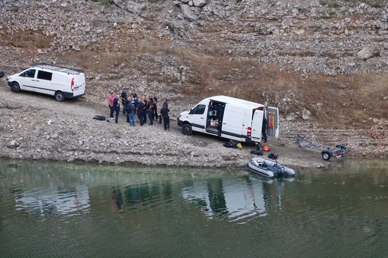 La comitiva judicial fa l'aixecament de cadàver dels dos cossos trobats al pantà de Susqueda