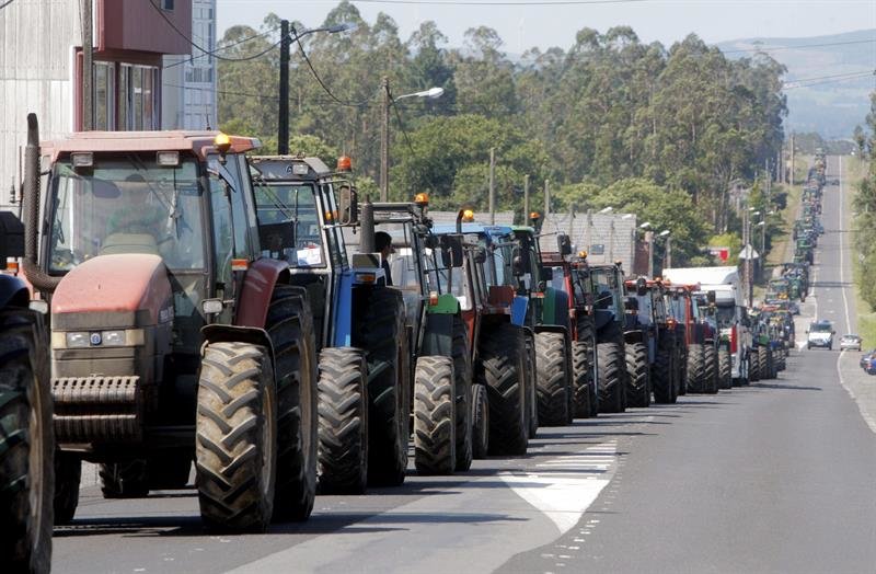 Pagesos d'arreu del país organitzen marxes amb tractors 