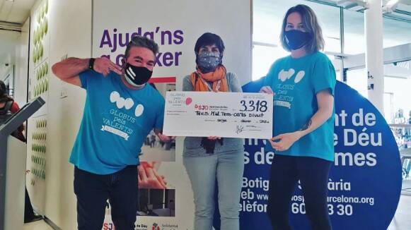 L'associació Globus pels Valents de Montornès lliura un xec de més de 3.000 euros a l'Hospital Sant Joan de Déu
