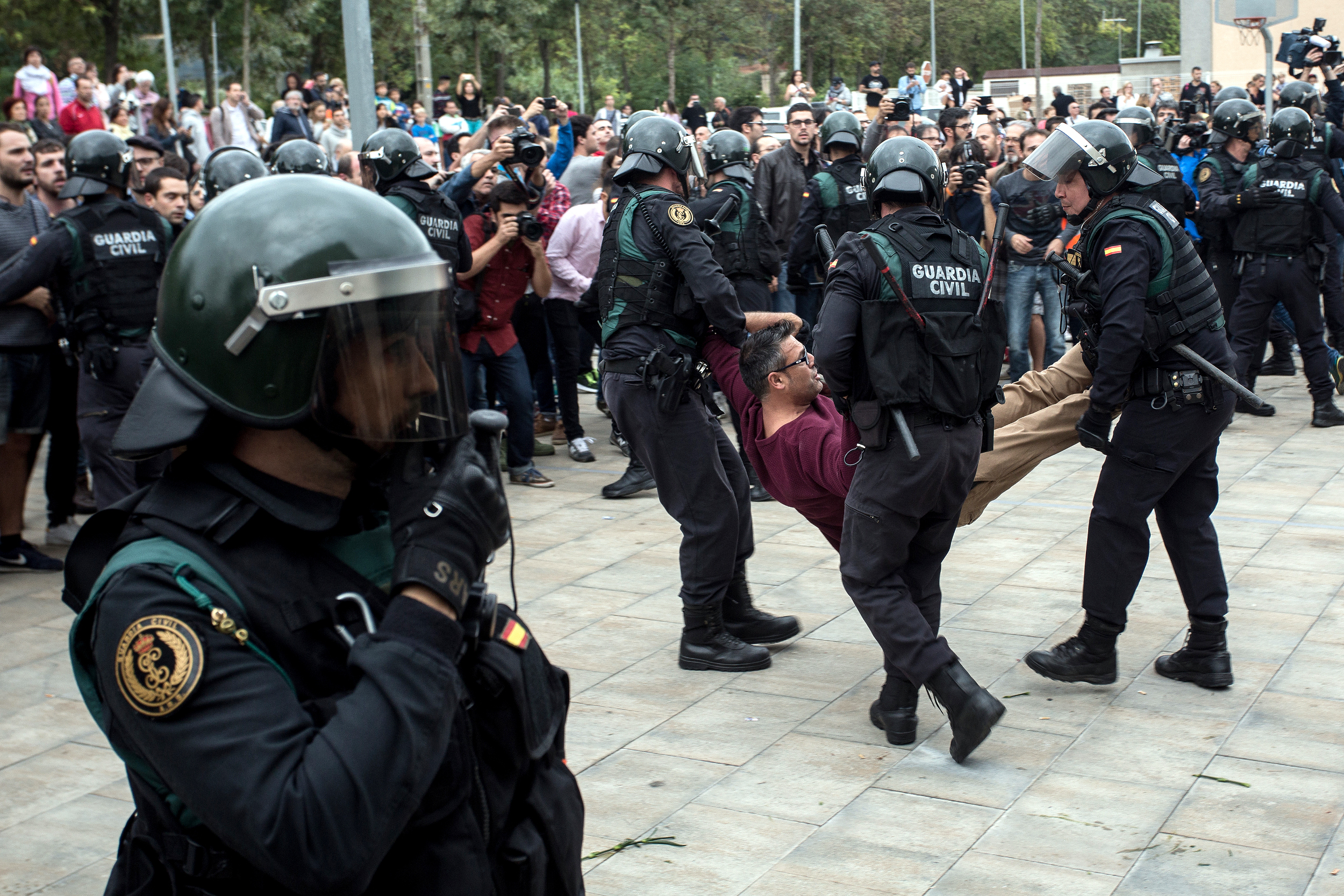Càrregues policials generalitzades arreu del país per impedir la votació en el referèndum
