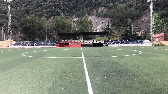 El camp de futbol de Figaró estrena nova graderia