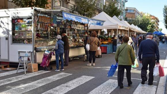 El mercat setmanal de Montornès dels divendres s'avança al dijous