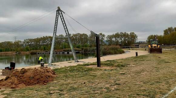 Comencen les obres de desviació del camí que envolta la bassa del parc Central a Santa Perpètua
