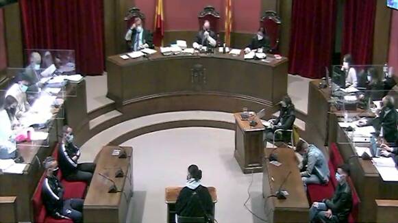 El visionat de les càmeres de seguretat ubica, almenys, a dos dels acusats de la violació múltiple de Sabadell al lloc dels fets