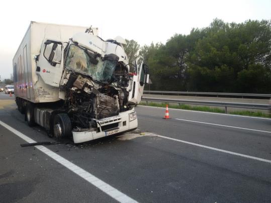 Un accident amb tres camions causa un ferit crític i obliga a tallar dos carrils de l'AP-7 a Sant Cugat del Vallès