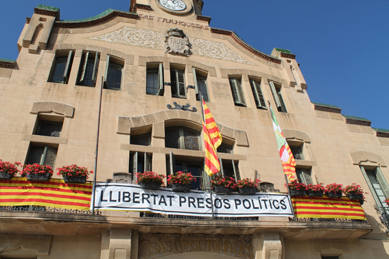 “Llibertat presos polítics” ja penja del balcó de l’Ajuntament de Les Franqueses del Vallès