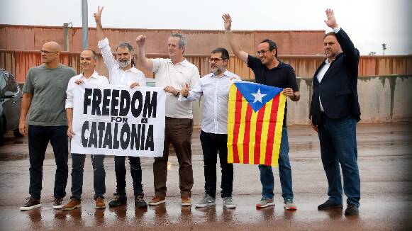 Els presos polítics surten de la presó de Lledoners després de la concessió dels indults
