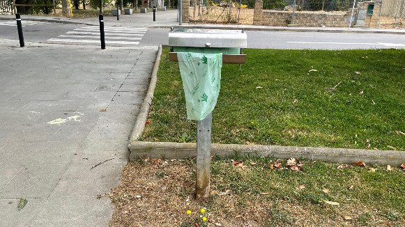 Noves bosses biodegradables en dispensadors dels carrers de Sant Antoni de Vilamajor per als excrements de les mascotes