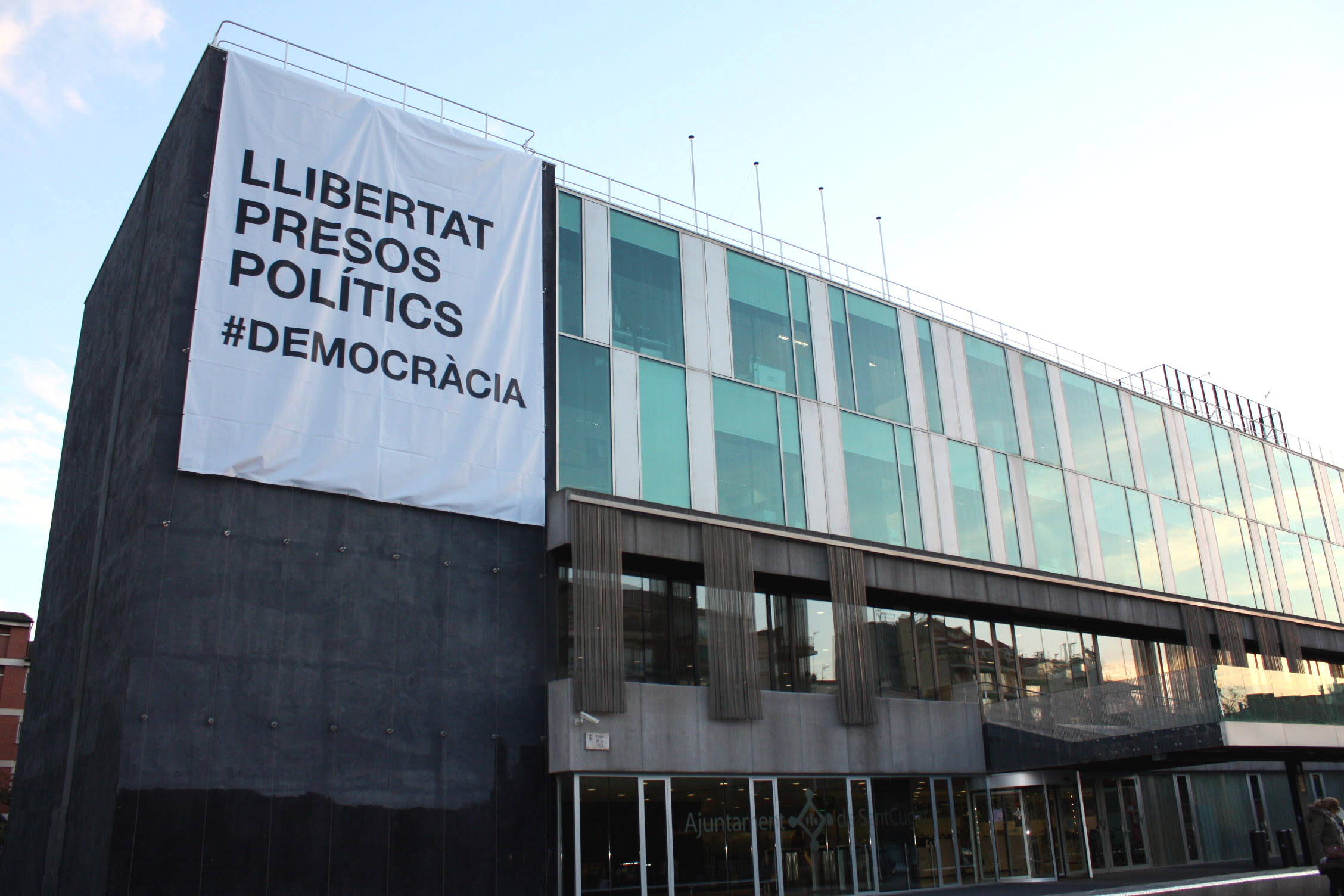 Una pancarta gegant per exigir l'alliberament dels presos polítics encén C's de Sant Cugat del Vallès