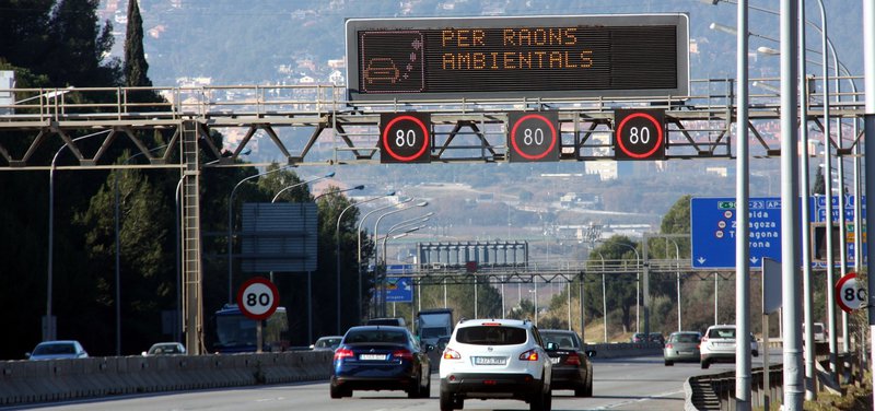 Els cotxes sense etiqueta que circulin per Barcelona quan hi ha episodi de contaminació podran ser multats amb 100 euros