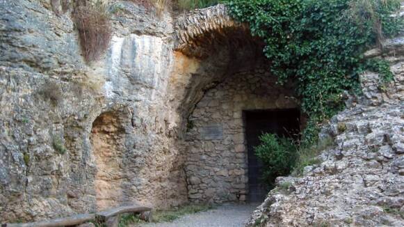 Arqueòlegs troben proves a les coves del Toll de Moià que els neandertals menjaven ossos de manera regular