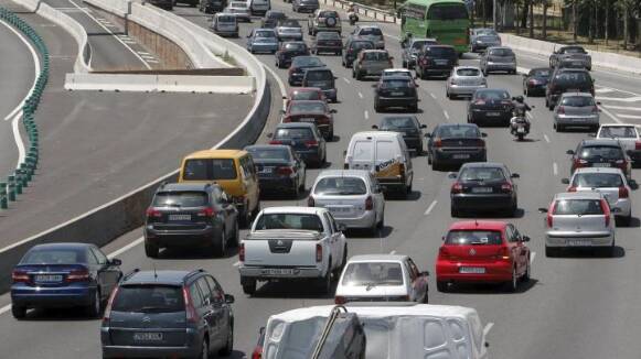 Tres accidents i un cotxe avariat provoquen grans retencions als accessos a Barcelona