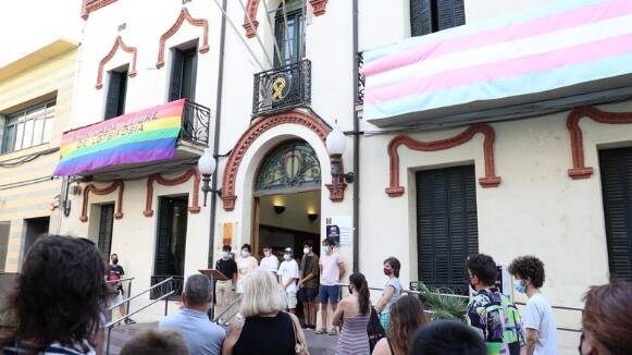 Concentracions a Montcada de més de 100 persones contra els atacs LGBTI-fòbics