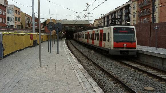 Un gran forat a la superfície fa tallar el trànsit dels trens al nord de Sabadell