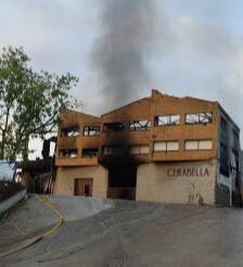 Els Bombers han controlat el foc d'una nau industrial del Vallès Occidental