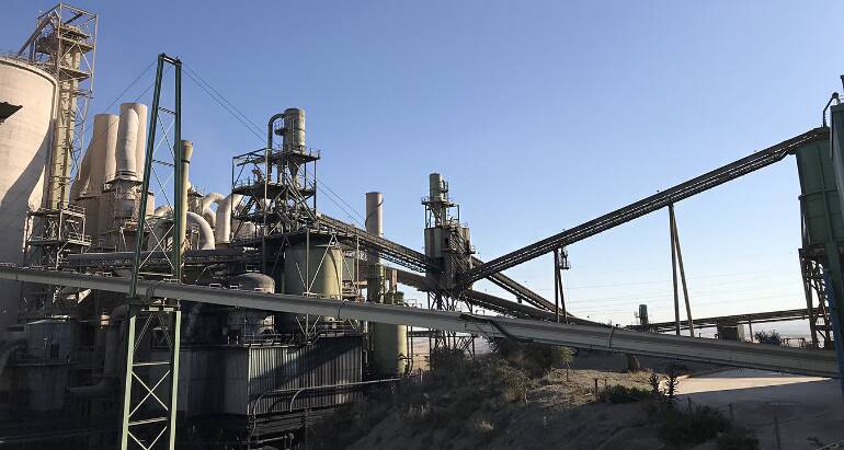 Patronals i sindicats del ciment reclamen a la Generalitat la continuïtat de la fàbrica de LafargeHolcim a Montcada