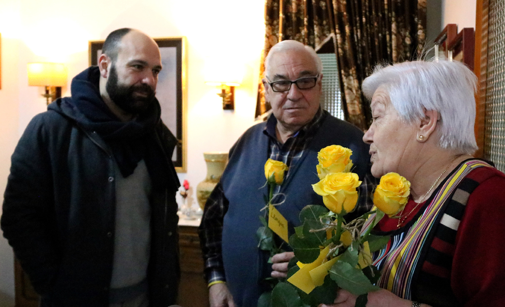 Omplen de roses la casa familiar de Jordi Cuixart coincidint amb els 100 dies del seu empresonament