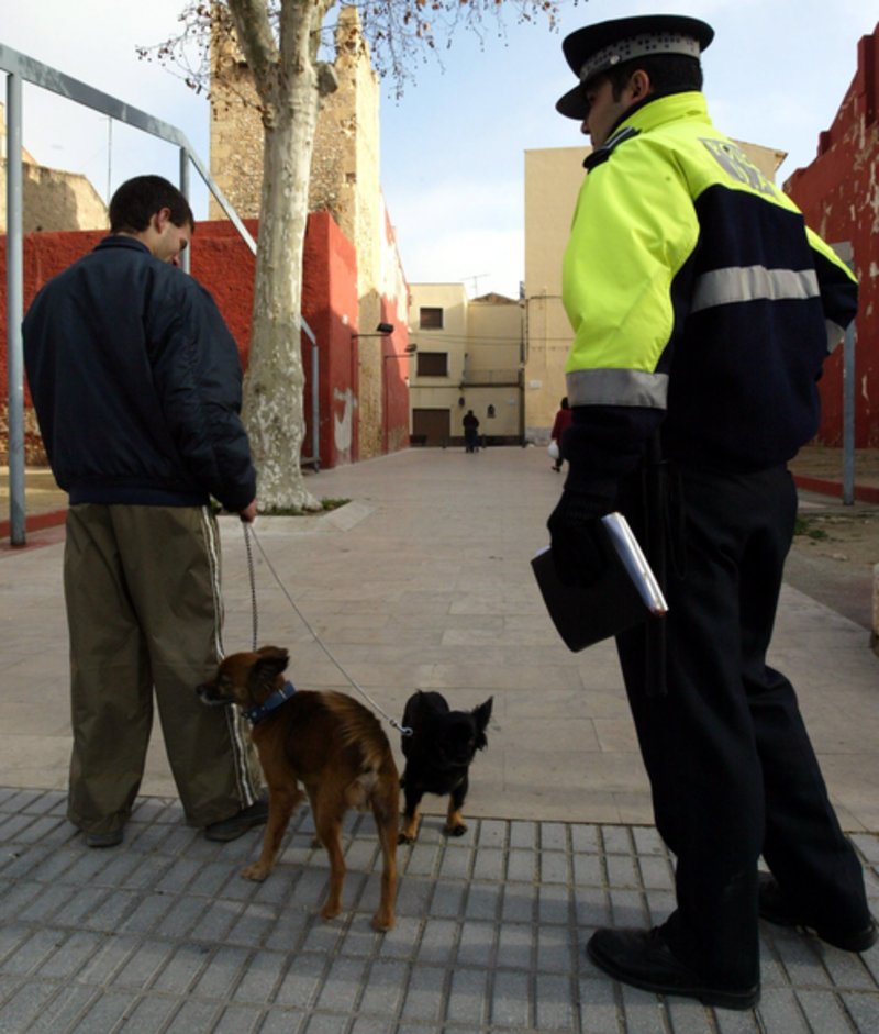 Policies vestits de paisà denunciaran els propietaris que no recullin els excrements de gos a Castellar del Vallès
