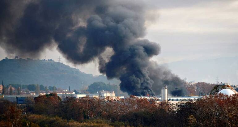Disset dotacions dels Bombers treballen per apagar un incendi a una nau industrial a Montornès del Vallès