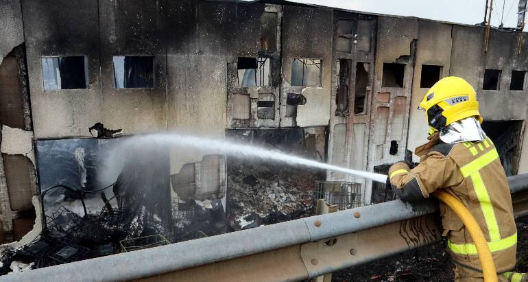 Estabilitzat el foc de Montornès del Vallès que ha afectat quatre naus al carrer Antonio Machado