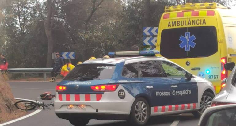 Un ciclista mort i un altre ferit crític en un xoc amb dos turismes implicats a Terrassa