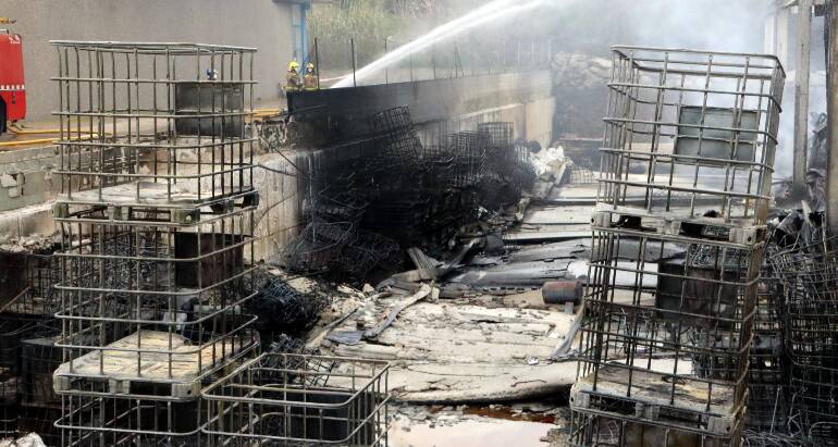 Els Bombers donen per controlat l'incendi a quatre naus de Montornès del Vallès, però es quedaran 24 hores més a la zona