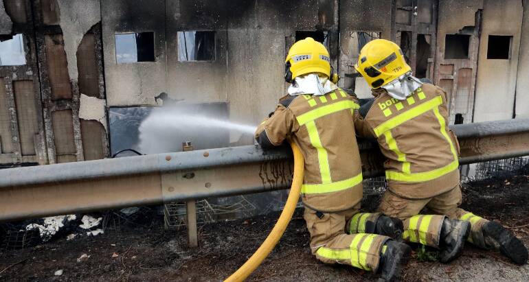 Els Bombers continuen remullant l'incendi al polígon de Montornès del Vallès, que no està extingit