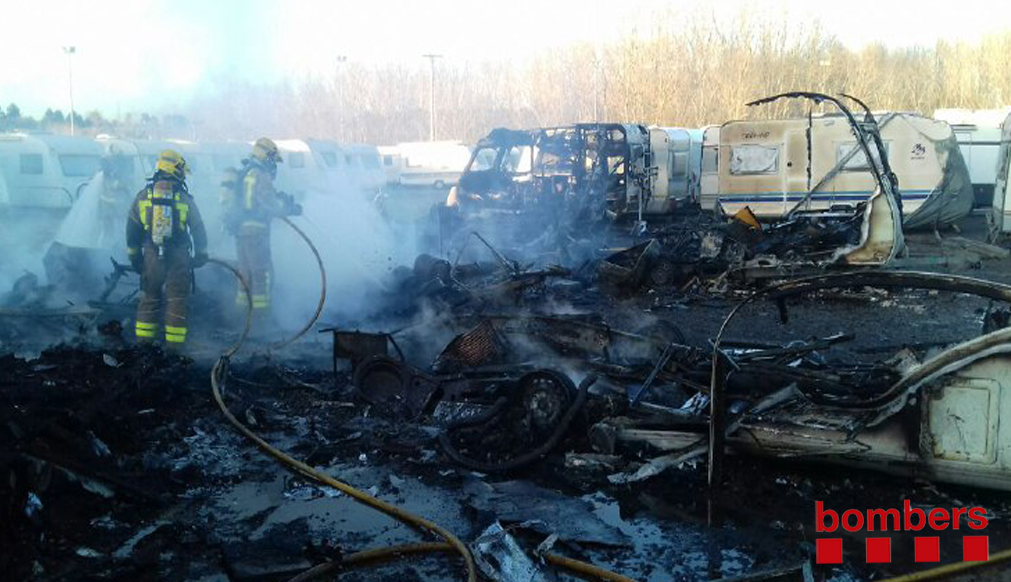 Cremen onze caravanes en un aparcament de Cerdanyola del Vallès