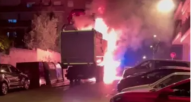 L'incendi d'un camió d'escombraries a Cerdanyola provoca danys a sis vehicles i quatre contenidors