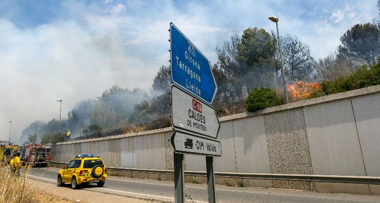 Un incendi a Santa Perpètua crema 3500 metres de vegetació al marge de la C-59