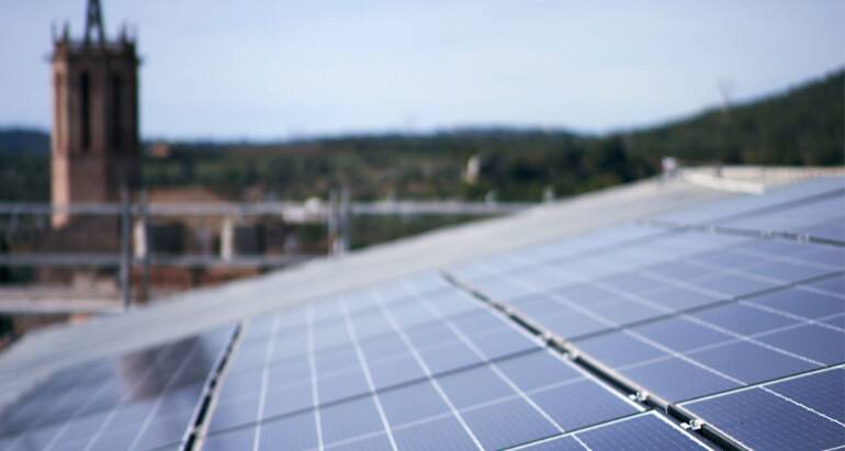 Les famílies de Caldes de Montbui estalvien fins a un 50% a la factura de la llum gràcies a plaques solars d'edificis públics