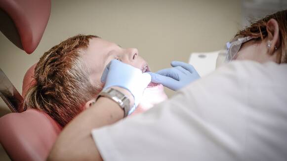 Les 5 pautes que recomanen els experts per cuidar la teva salut bucal