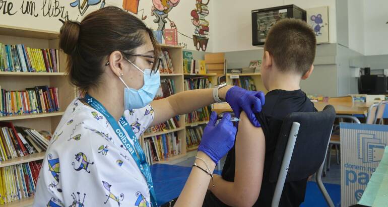 Salut inicia la vacunació als centres educatius contra el papil·loma humà, que enguany també s'administra a nois