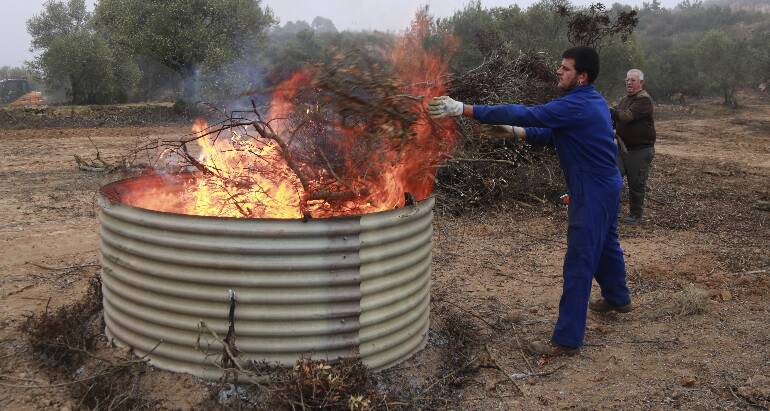 La pagesia catalana pot tornar a cremar les restes agrícoles gràcies al deslliurament de les explotacions agrícoles, ramaderes i forestals