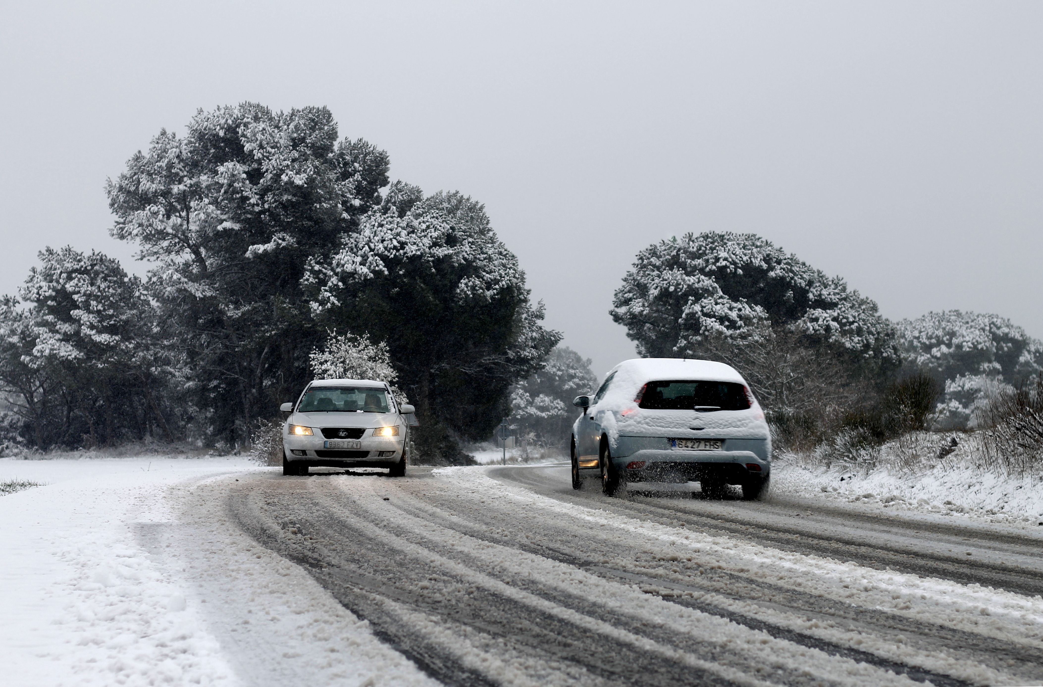 La neu i el gel afecta una cinquantena de carreteres i calen cadenes en una trentena