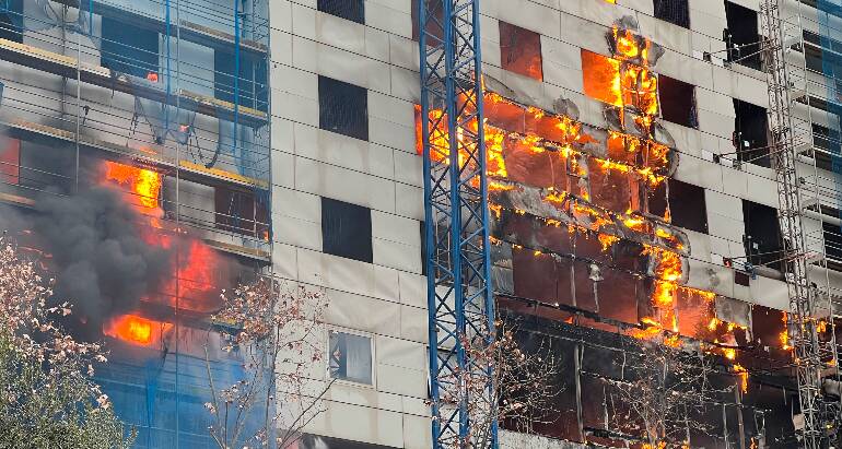 Incendi de quatre pisos a l'antic centre comercial del Llac Center de Sabadell