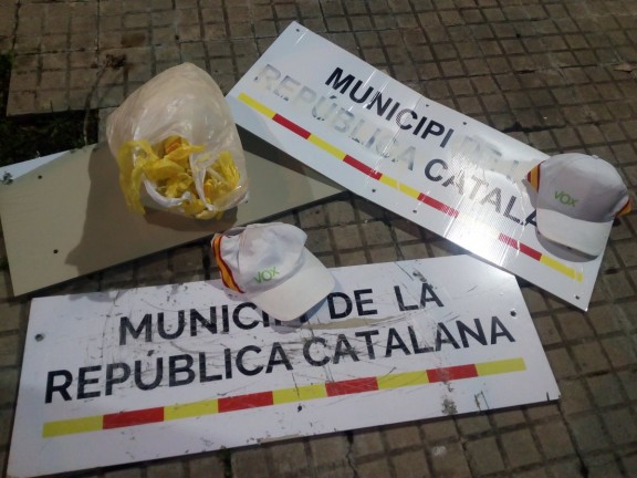 Vox afirma a Twitter que ha arrencat els cartells 'Municipi de la república catalana' de Sabadell i Sant Quirze