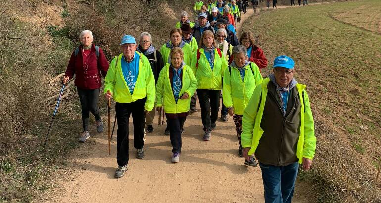 160 persones participen en la passejada de gent gran de Caldes de Montbui