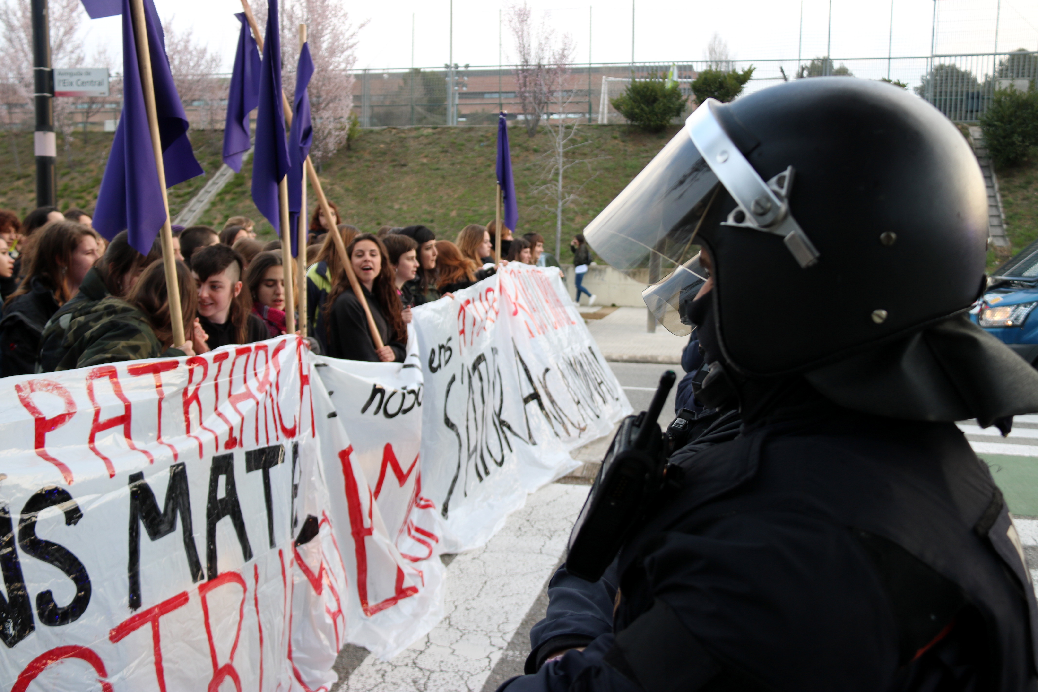 Més de 200 estudiants de la UAB intenten tallar l'AP-7 a l'alçada de Bellaterra coincidint amb la vaga feminista