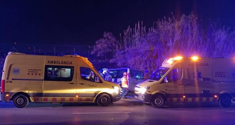 Accident mortal d'un turisme a Sabadell després xocar amb una rotonda i bolcar